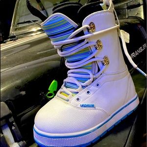 Women snowboarding boots. In great condition only worn once!